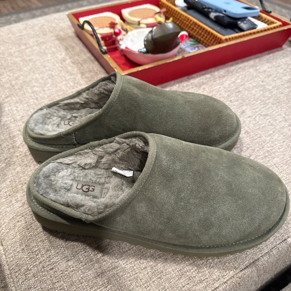 Men’s Ugg Classic Slip-On Slipper - Picture 2 of 4